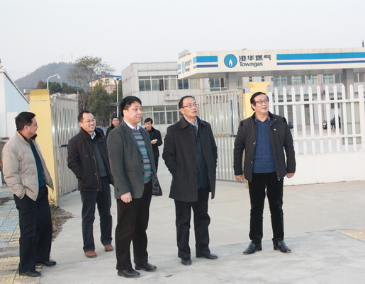 市城鄉(xiāng)建委黨委書記、主任鄭家齊一行至安慶港華調(diào)研我市燃?xì)夤ぷ?>                            <div   id="zad3riafk"   class="con">
                                <span id="zad3riafk"    class="title">市城鄉(xiāng)建委黨委書記、主任鄭家齊一行至安慶港華調(diào)研我市燃?xì)夤ぷ?/span>
                                <p class="des">&nbsp;

	12月12日下午，市城鄉(xiāng)建委黨委書記、主任鄭家齊，副主任張北安率委相關(guān)部門來到安慶市煤氣公司和安慶港華燃?xì)夤菊{(diào)研。安慶市煤氣公司經(jīng)理、安慶港華董事長潘炳應(yīng)，安慶港華總經(jīng)理王政文陪同調(diào)研，公司全體班子成員參加調(diào)研會。 &nbsp;&nbsp;&nbsp;&nbsp;&nbsp;&nbsp;&nbsp;


	鄭家齊主任一行先后來到我市天然氣月山門站、北部新城高中壓站及L...</p>
                            </div>
                            <div   id="zad3riafk"   class="time">
                                <span id="zad3riafk"    class="day">15</span>
                                <span id="zad3riafk"    class="year-month">2014-12</span>
                            </div>
                        </a>
                    </li>
                                        <li>
                        <a href="show.php?Id=292" target="_blank">
                            <img src=