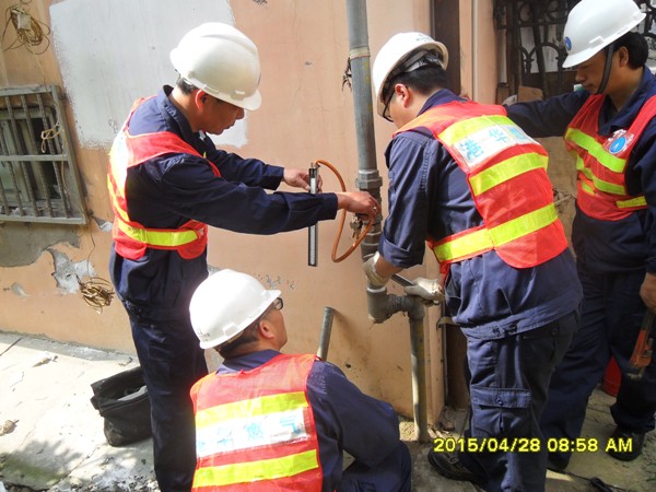 安慶港華開展燃?xì)鈽菞澒艿佬孤┭菥?>                            <div   id="zad3riafk"   class="con">
                                <span id="zad3riafk"    class="title">安慶港華開展燃?xì)鈽菞澒艿佬孤┭菥?/span>
                                <p class="des">
	4月28日，為提高公司員工及用氣居民安全意識(shí)，營(yíng)造人人關(guān)注安全的良好安全氛圍，安慶港華積極開展燃?xì)鈽菞澒艿佬孤?yīng)急搶險(xiǎn)演練。 


	上午8時(shí)45分演練在長(zhǎng)鑫花園小區(qū)正式開始，一輛汽車因駕駛不慎，撞擊了小區(qū)6號(hào)樓的戶外燃?xì)庖牍埽率谷細(xì)庑孤?，隨時(shí)會(huì)引起火災(zāi)或爆炸的發(fā)生。安慶港華應(yīng)急小組在接到“報(bào)警”后，14名工作人員快速趕赴現(xiàn)場(chǎng)進(jìn)行險(xiǎn)情處置。探測(cè)泄漏點(diǎn)天然氣濃度，關(guān)閉閥門，在險(xiǎn)情得到...</p>
                            </div>
                            <div   id="zad3riafk"   class="time">
                                <span id="zad3riafk"    class="day">04</span>
                                <span id="zad3riafk"    class="year-month">2015-05</span>
                            </div>
                        </a>
                    </li>
                                        <li>
                        <a href="show.php?Id=381" target="_blank">
                                                        <div   id="zad3riafk"   class="con">
                                <span id="zad3riafk"    class="title">安慶港華積極適應(yīng)新常態(tài) 有序推進(jìn)地下管網(wǎng)升級(jí)改造</span>
                                <p class="des">&nbsp;

	我市開展支持中小企業(yè)健康發(fā)展行動(dòng)以來，安慶港華主動(dòng)適應(yīng)新常態(tài)，充分結(jié)合公司實(shí)際和“安全安慶提升年”活動(dòng)，主動(dòng)加大城市燃?xì)夤芫W(wǎng)更新改造力度，先后投入800萬(wàn)余元，全力推進(jìn)同安路、湖心北路、天柱山路、菱湖南路等路段及部分小區(qū)約10余公里地下燃?xì)夤艿赖母赂脑?，著力保障中小企業(yè)和居民安全平穩(wěn)用氣。


	在不斷加大人力物力投入，加快工期進(jìn)度的同時(shí)，安慶港華還三措并行，最大限度...</p>
                            </div>
                            <div   id="zad3riafk"   class="time">
                                <span id="zad3riafk"    class="day">04</span>
                                <span id="zad3riafk"    class="year-month">2015-05</span>
                            </div>
                        </a>
                    </li>
                                    </ul>
                <div   id="zad3riafk"   class="pagination">
                <a href=?pid=2&ty=21&page=1 title=第1頁(yè)>1</a><a>...</a><a href=?pid=2&ty=21&page=110 title=第110頁(yè)>110</a><a title=第111頁(yè) class=